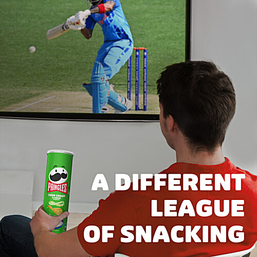 Pringles Potato Chips Sour Cream & Onion Flavour, 107 g No Artificial Colours, Crunchy & Crispy