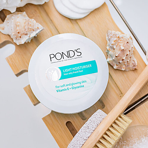 Pond's Light Moisturiser - With Vitamin E & Glycerine, For Non-Oily Fresh Feel, 25 ml  