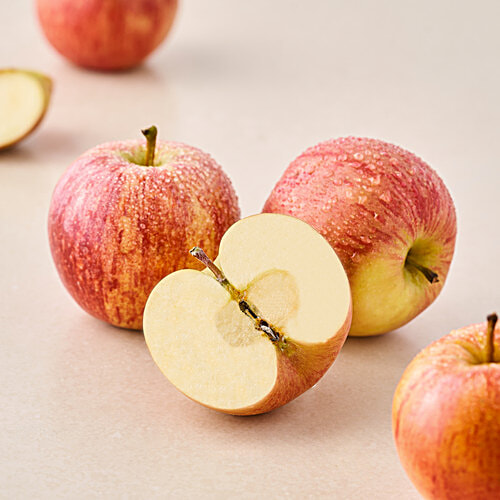 fresho! Regular Fuji Apple, 4 pcs Approx .550 g - 650 g 