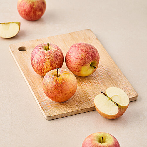 fresho! Regular Fuji Apple, 4 pcs Approx .550 g - 650 g 