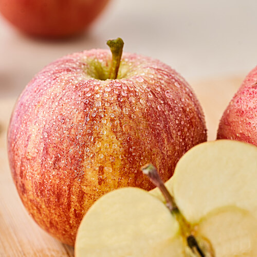 fresho! Regular Fuji Apple, 4 pcs Approx .550 g - 650 g 