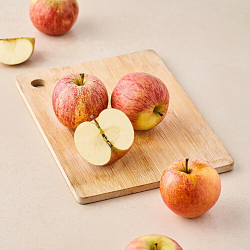 fresho! Regular Fuji Apple, 4 pcs Approx .550 g - 650 g 