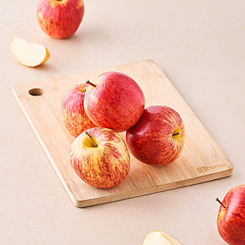 fresho! Apple - Royal Gala, Regular, 4 pcs (Approx .520 g - 600 g) 