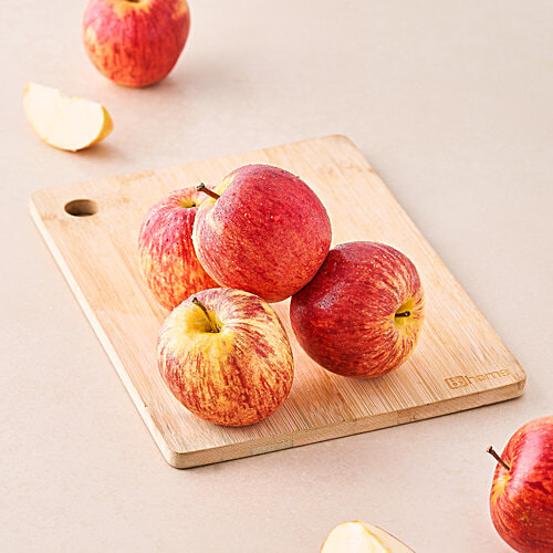 fresho! Apple - Royal Gala, Regular, 4 pcs (Approx .520 g - 600 g) 