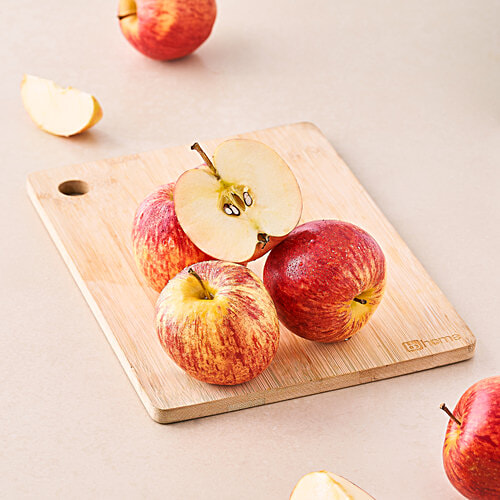 fresho! Apple - Royal Gala, Regular, 4 pcs (Approx .520 g - 600 g) 