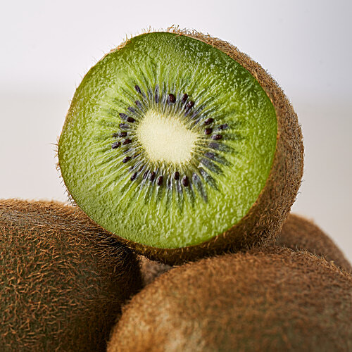fresho! Kiwi - Small, Green, 3 pcs 60 to 89 g, per piece Highly Nutritious