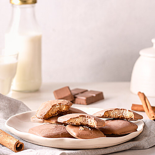 fresho! Signature Cinnamon Choco Indulgence Milk Choco Glazed Cookies, 75 g  