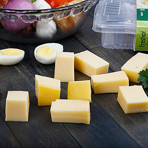 Fresho Signature Gouda Cheese With Black Pepper - Diced, 100 g Box 