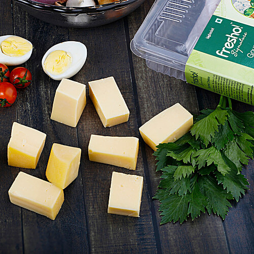 Fresho Signature Gouda Cheese With Black Pepper - Diced, 100 g Box 