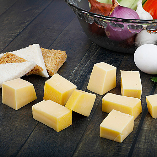 Fresho Signature Gouda Cheese With Black Pepper - Diced, 100 g Box 