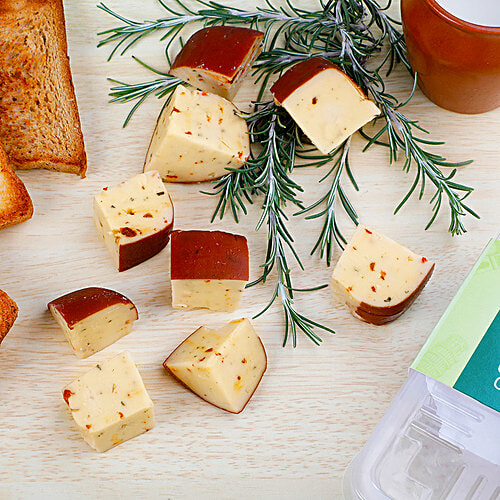 Fresho Signature Smoked Cheese With Fine Herbs - Sliced, 100 g Box 
