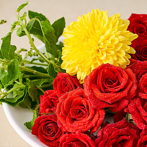 fresho! Assorted Puja Flowers & Greens Mix, 100 g  To Decorate, For Festivals & Puja