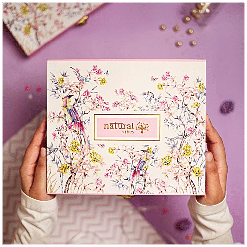 Natural Vibes Natural Vibes Glow Getter Gift Set With Rose Quartz Face Roller, Sunscreen Lotion, Glowd Up Serum & Under Eye Gel Serum, 1 pc (Set of 4) 