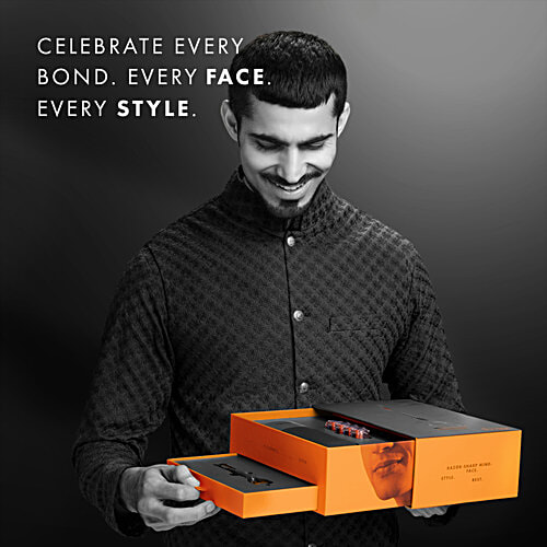 Gillette Fusion5 Premium Gift Set for Men - With 1 Manual Handle, 4 Cartridges & 1 Travel Case, 6 pcs  