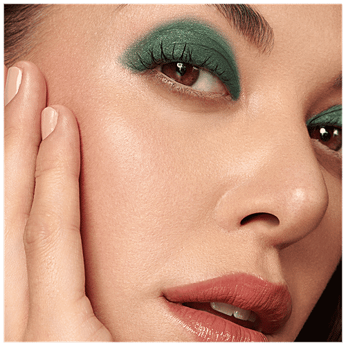 Lakme Glitterati Shadow Sticks Aquamarine, 1.4 g Aquamarine Lightweight, Smooth Texture, Travel-Friendly