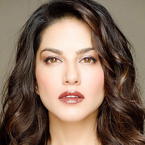 Star-Struck by Sunny Leone Intense Matte Lipstick, 4.2 g Bronze Beauty Richly Pigmented, Smooth & creamy application, High colour pay off