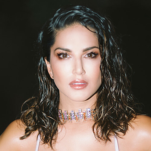 Star-Struck by Sunny Leone Intense Matte Lipstick, 4.2 g Champagne Sparkle Richly Pigmented, Smooth & creamy application, High colour pay off