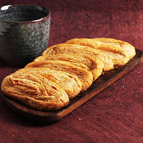 POLKA Ajwain Fan Khari Puff - Crunchy & Flaky Baked Namkeen, 200 g Spiced With Ajwain