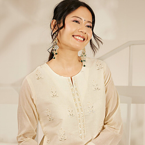 Daali Cream Mul Round Neck 3/4 Sleeves Summery Whites Kurta With Two Pockets, 1 pc (Size - M)