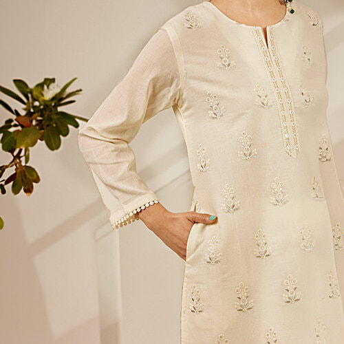 Daali Cream Mul Round Neck 3/4 Sleeves Summery Whites Kurta With Two Pockets, 1 pc (Size - M)