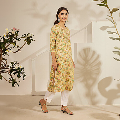 Daali Beige Cambric Basics Round Neck 3/4 Sleeves Kurta With Two Pockets, 1 pc (Size - XL)