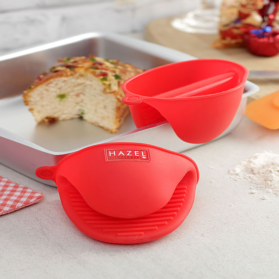 https://www.bigbasket.com/media/uploads/p/xxl/40240068-8_4-hazel-silicone-pinch-grip-mitts-for-oven-use-heat-resistant-kitchen-pot-holder-red.jpg